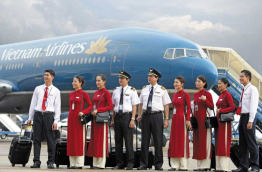 Vietnam airlines - Eqiupage devant un appareil 